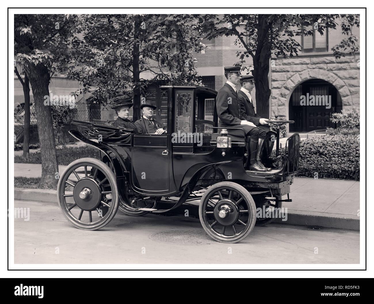 VOITURE ÉLECTRIQUE Vintage 1906 KRIEGER American automobile avec le sénateur George P. Wetmore de Rhode Island dans une voiture Krieger, vers 1906. Le sénateur Wetmore est de retour avec sa femme. Un conducteur et un repose-pied se trouvent devant le véhicule. Rhode Island États-Unis Banque D'Images