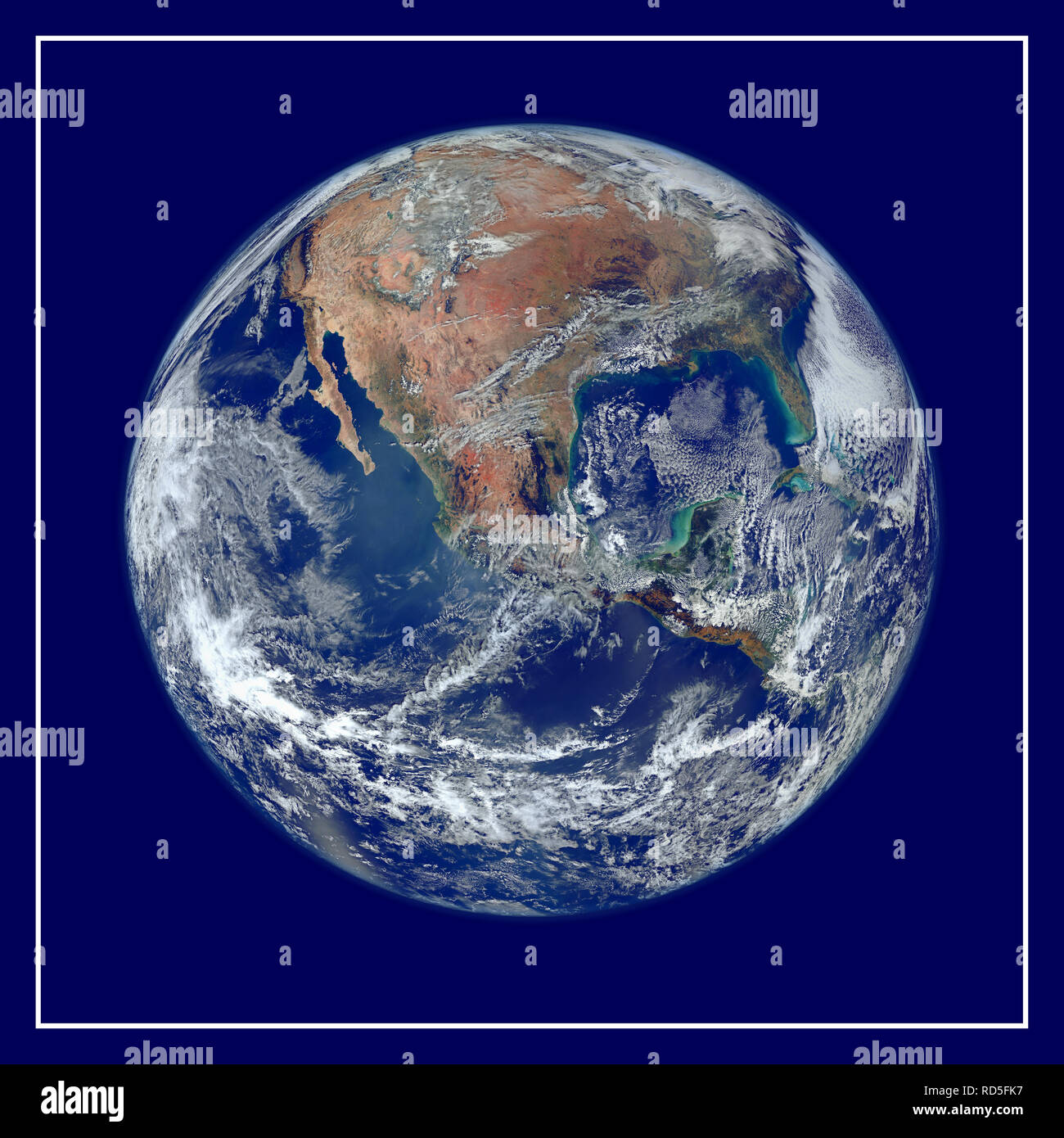 Le but de la plupart d'Amérique du Nord prises à partir d'une orbite basse d'environ 826 km d'altitude. L'ensemble de l'hémisphère occidental n'est pas visible en raison de l'orbite basse, et l'horizon est à une distance d'environ 3 300 km, tandis que le rayon de la planète est 6 371 km, le diamètre vu de cette hauteur est d'environ 125 degrés. Une image de la Terre prises de l'VIIRS instrument à bord d'observation de la terre de la NASA, le satellite de recherche Suomi NPP. Cette image composite utilise un certain nombre de pans de la surface de la terre prise le 4 janvier 2012. L'APM a été rebaptisé 'Suomi PPN' le 24 janvier 2012 en l'honneur de feu E. Verner Suomi de Banque D'Images