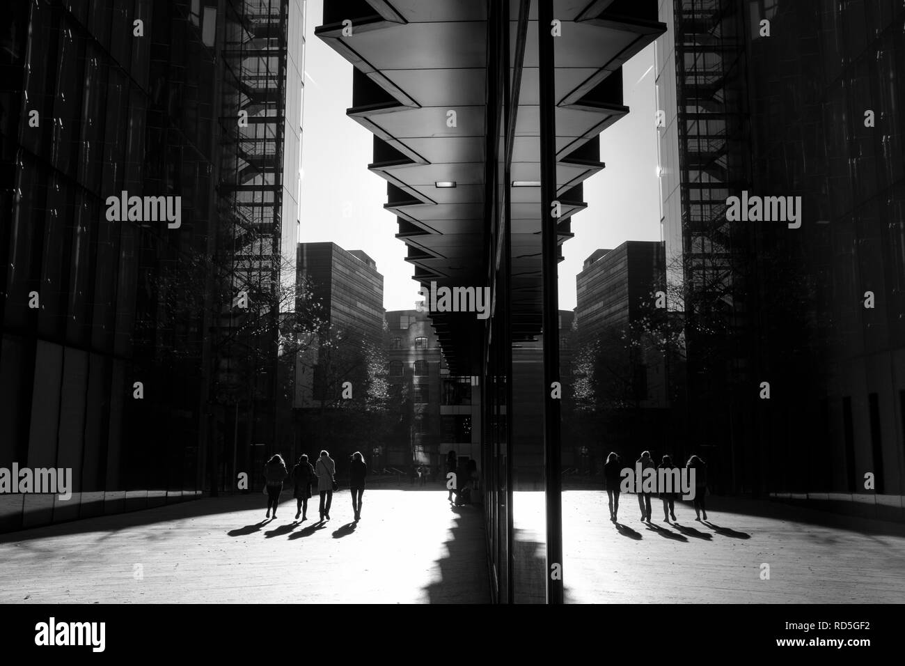 Londres noir et blanc photographie de rue : réflexions architecturales et les ombres. Banque D'Images