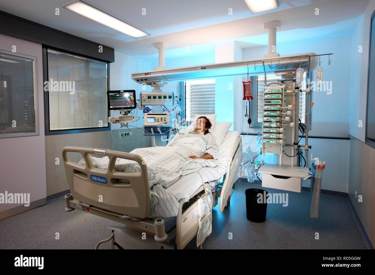 Patient allongé dans un lit spécial, étant donné la respiration artificielle par le nez, l'unité de soins intensifs, Hôpital Banque D'Images