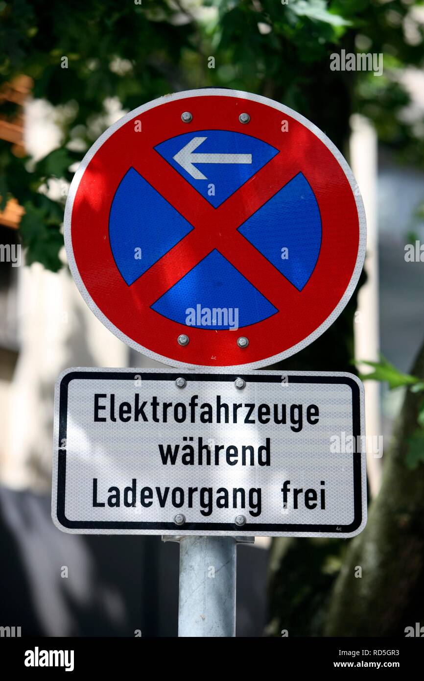 Pas de parking, parking réservé avec station de charge pour voitures électriques au centre-ville de Gelsenkirchen, Rhénanie du Nord-Westphalie Banque D'Images