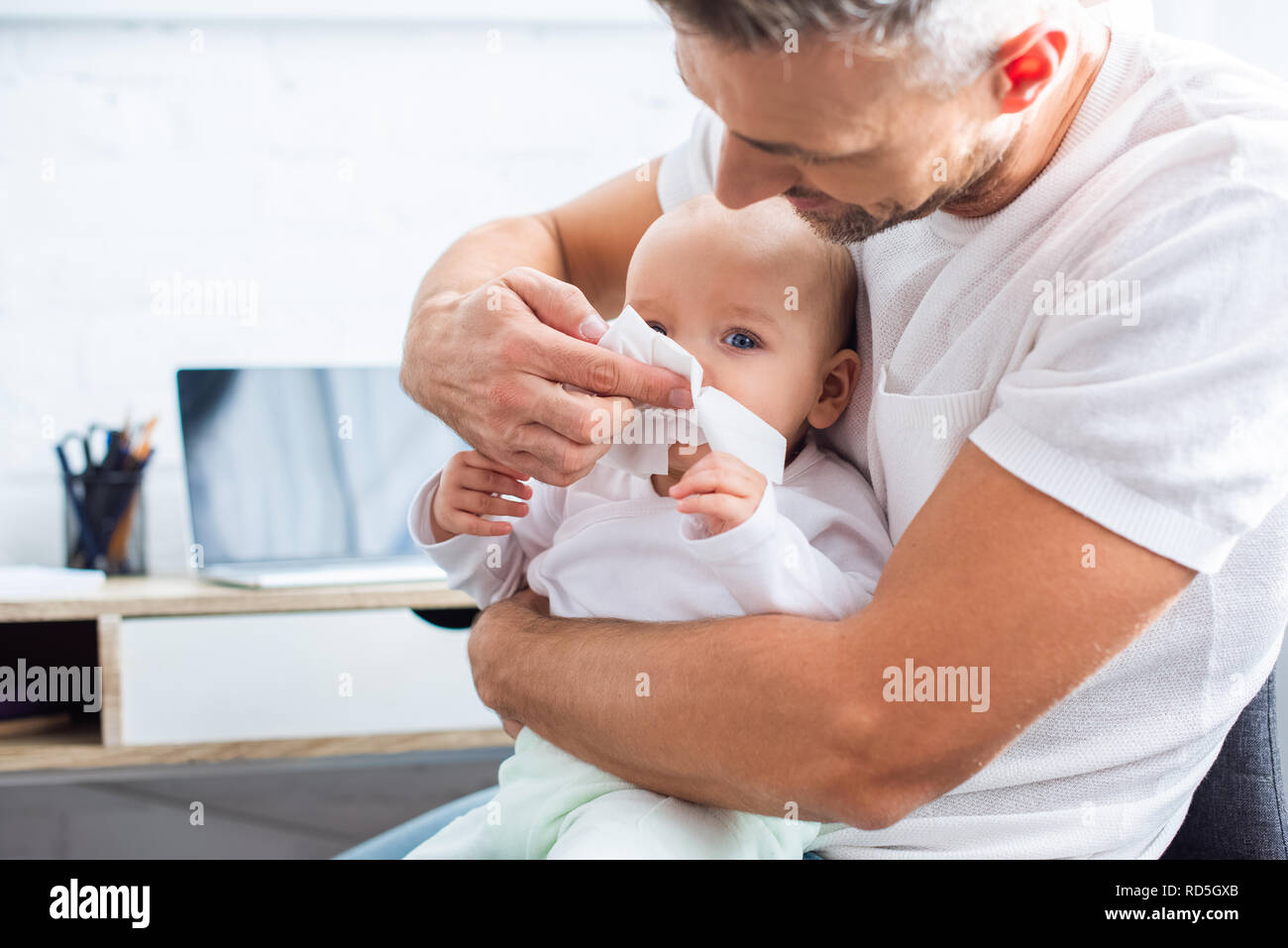 Essuyer Le Nez Du Pere Adorable Bebe Fille Avec Serviette A La Maison Photo Stock Alamy