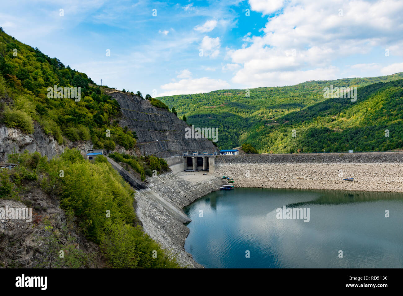 Barrage sur le lac Zavoj sur la vieille montagne Stara planina ( ), la Serbie. Le niveau d'eau est faible. Belle vue, grand lake, et le vert des sous-bois Banque D'Images