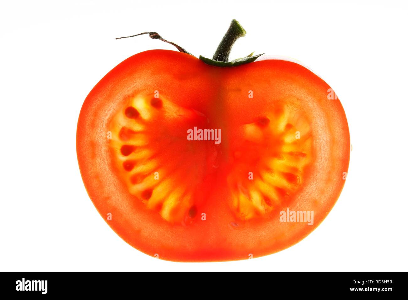 Tomate cerise ou cocktail tomate (Solanum lycopersicum), tranchés Banque D'Images