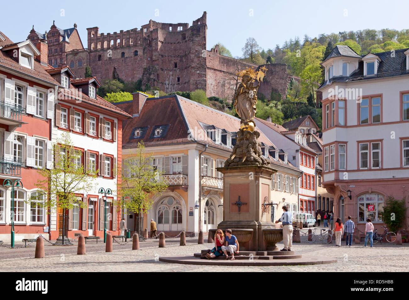 Marché des céréales Kornmarkt, dans l'arrière l'Heidelberger Schloss, le château de Heidelberg, Bade-Wurtemberg Banque D'Images