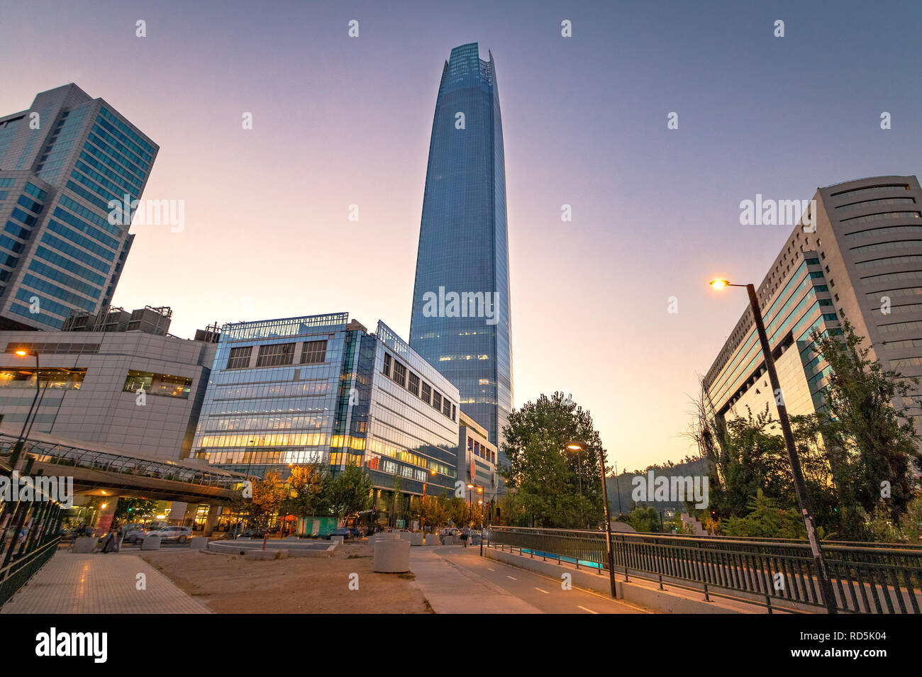 Costanera Center gratte-ciel au coucher du soleil - Santiago, Chili Banque D'Images