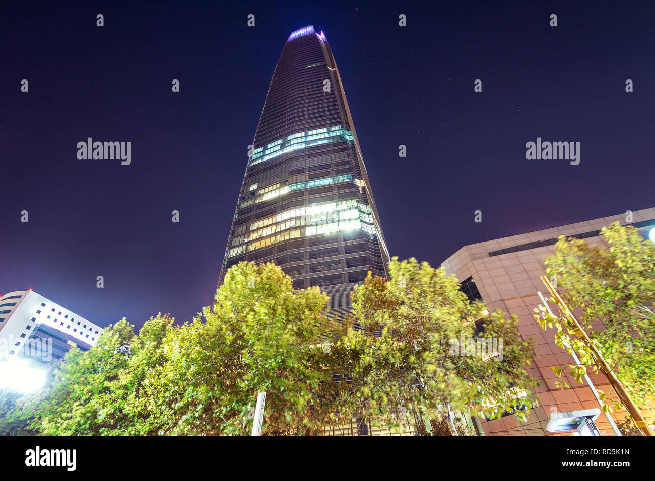 Gratte-ciel de nuit Costanera Center - Santiago, Chili Banque D'Images