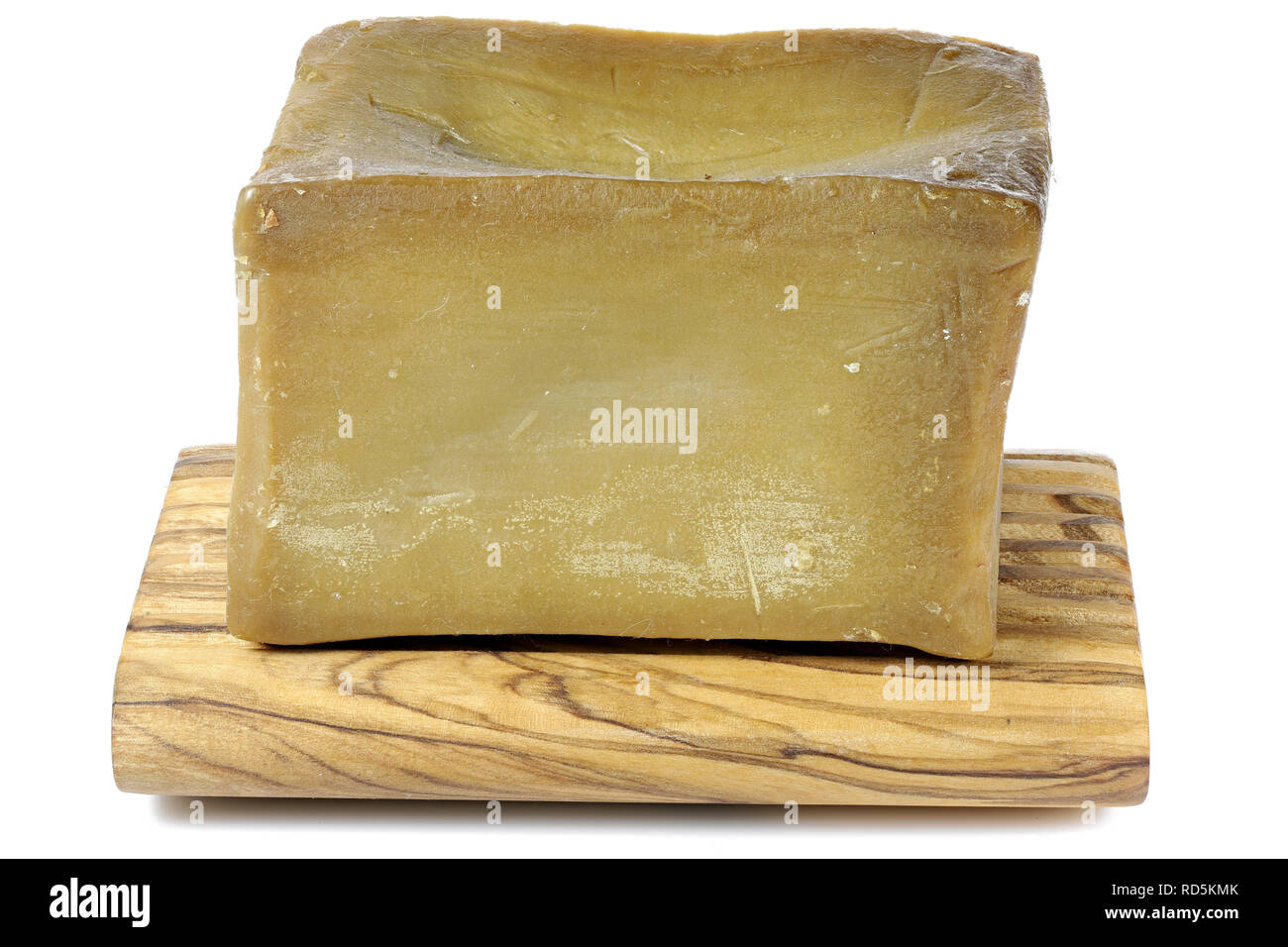 Base d'huile d'olive savon coupés à la main sur fond de faits de bois d'olive isolé sur fond blanc Banque D'Images