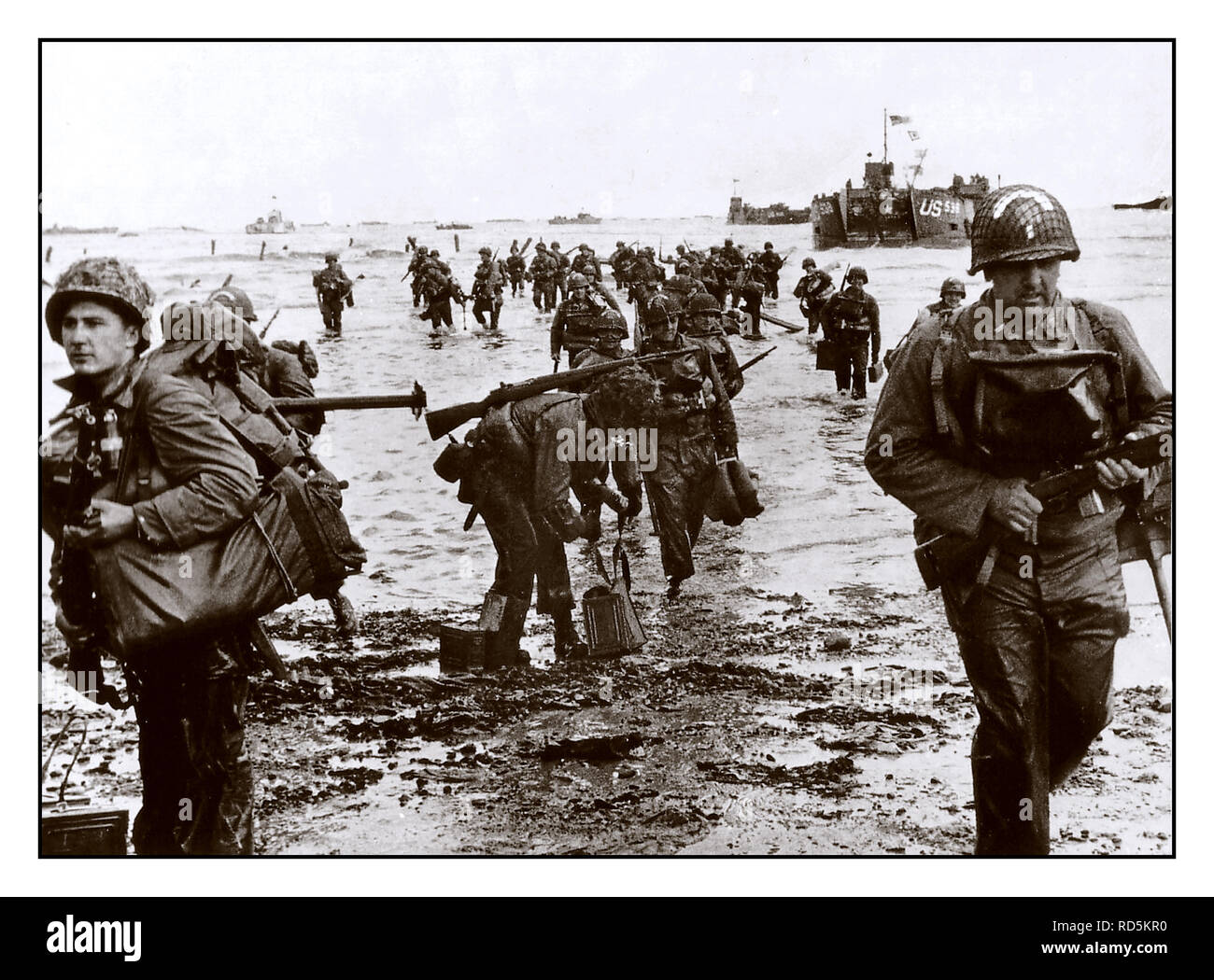 D-Day OMAHA BEACH NORMANDIE FRANCE US GI de l'Armée de terre des renforts militaires à Omaha Beach en Normandie pendant les débarquements du jour près de Vierville sur Mer, France, le 6 juin 1944 Banque D'Images