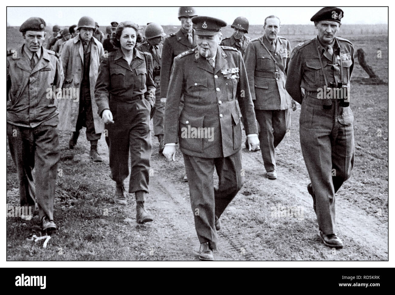 Vintage WW2 libre 25 mars 1945 Le Premier ministre britannique, Winston Churchill, marcher avec le maréchal Montgomery à marcher le long de la rive est du Rhin après avoir traversé la rivière. Banque D'Images