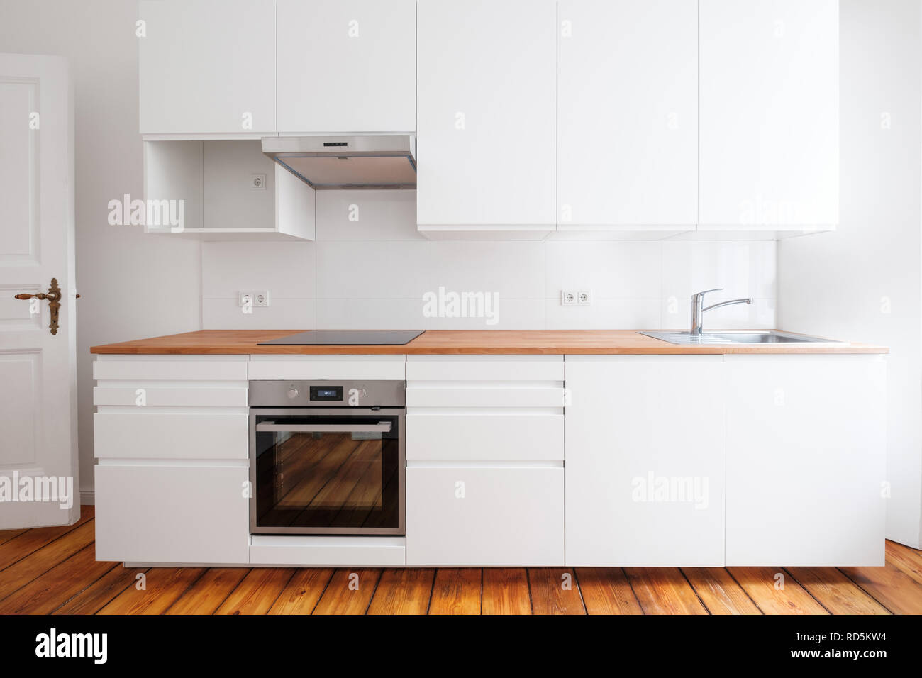 Kitchenette , blanc-nouvellement construit en meubles de cuisine, vue frontale avec un plan de travail et du conseil d'étage - Banque D'Images