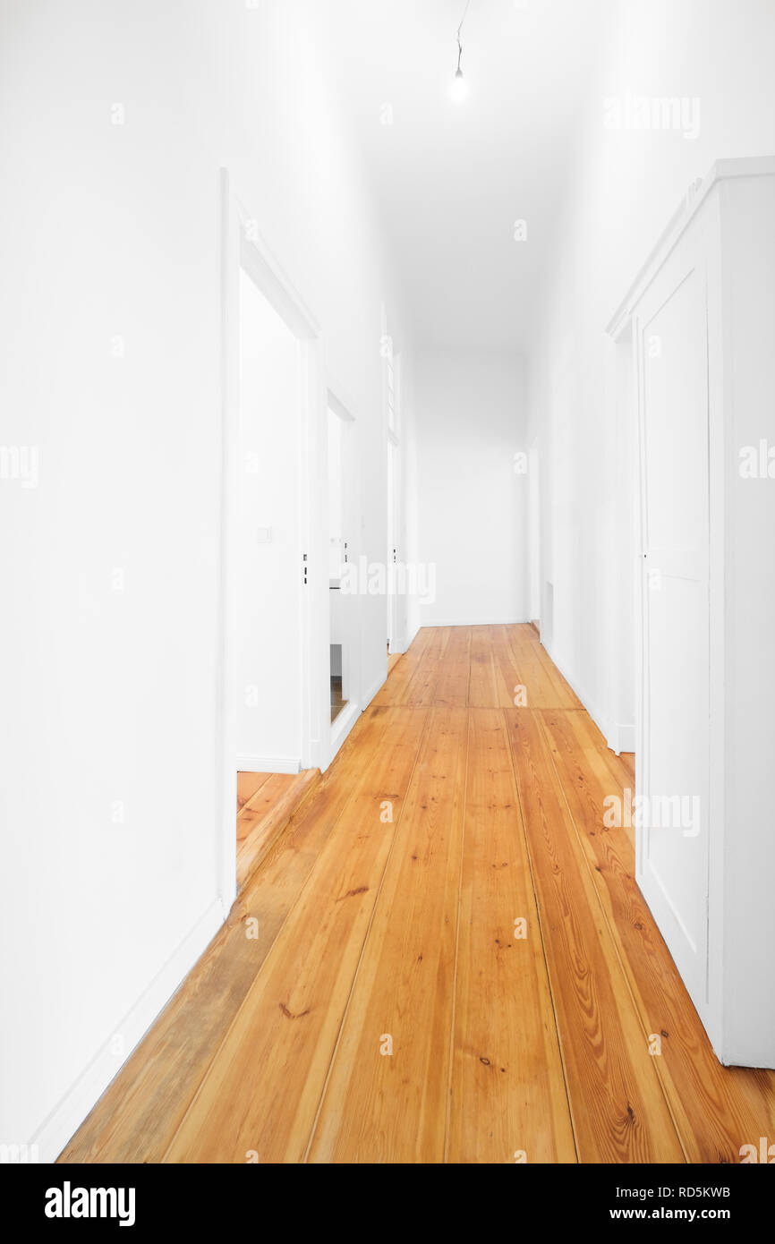 Nouvelle télévision corridor, couloir vide woith plancher en bois - Banque D'Images