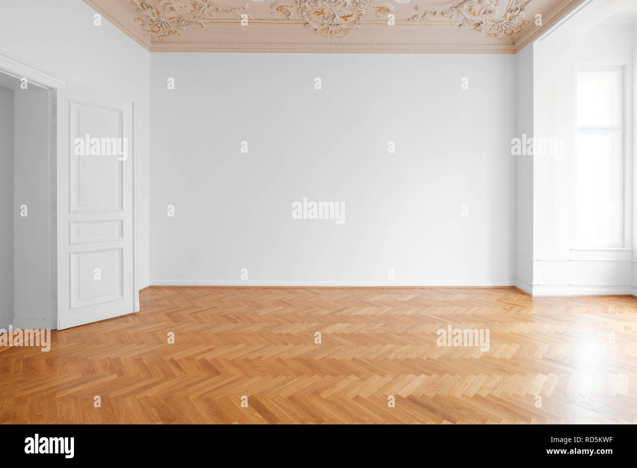 Mur blanc en arrière-plan appartement chambre vide , télévision, sol en parquet et plafond en stuc - Banque D'Images