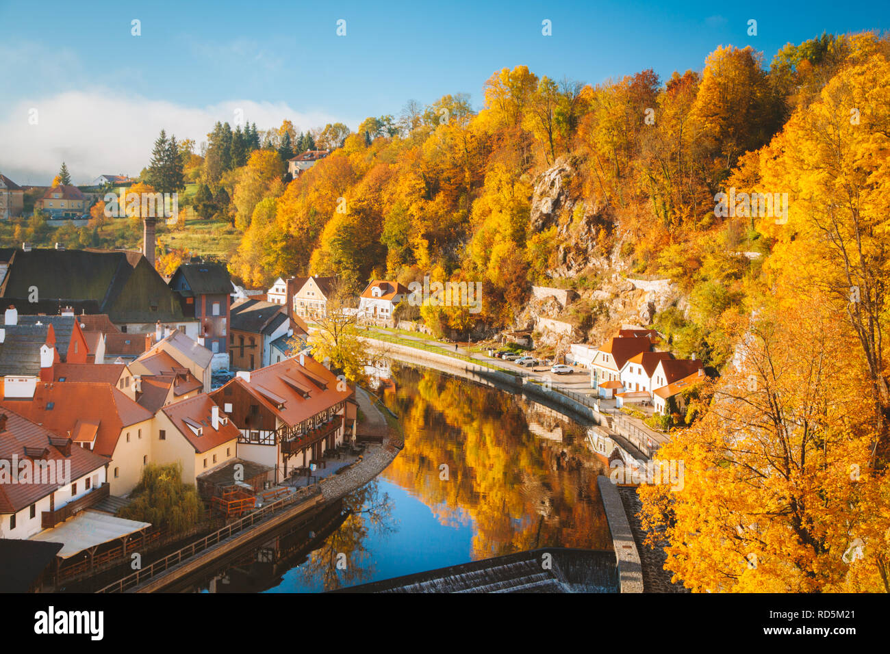 Vue panoramique sur la ville historique de Cesky Krumlov, un site classé au Patrimoine Mondial depuis 1992, dans la belle lumière du matin au lever du soleil d'or avec mysti Banque D'Images