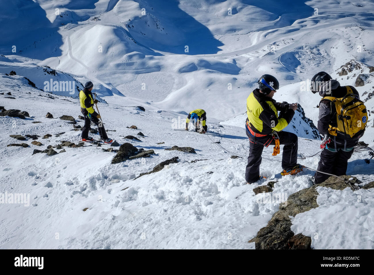 L'équipe de secours en montagne dans la formation, la descente depuis le sommet de l'Aiguille Rouge, Les Arcs, France. Banque D'Images