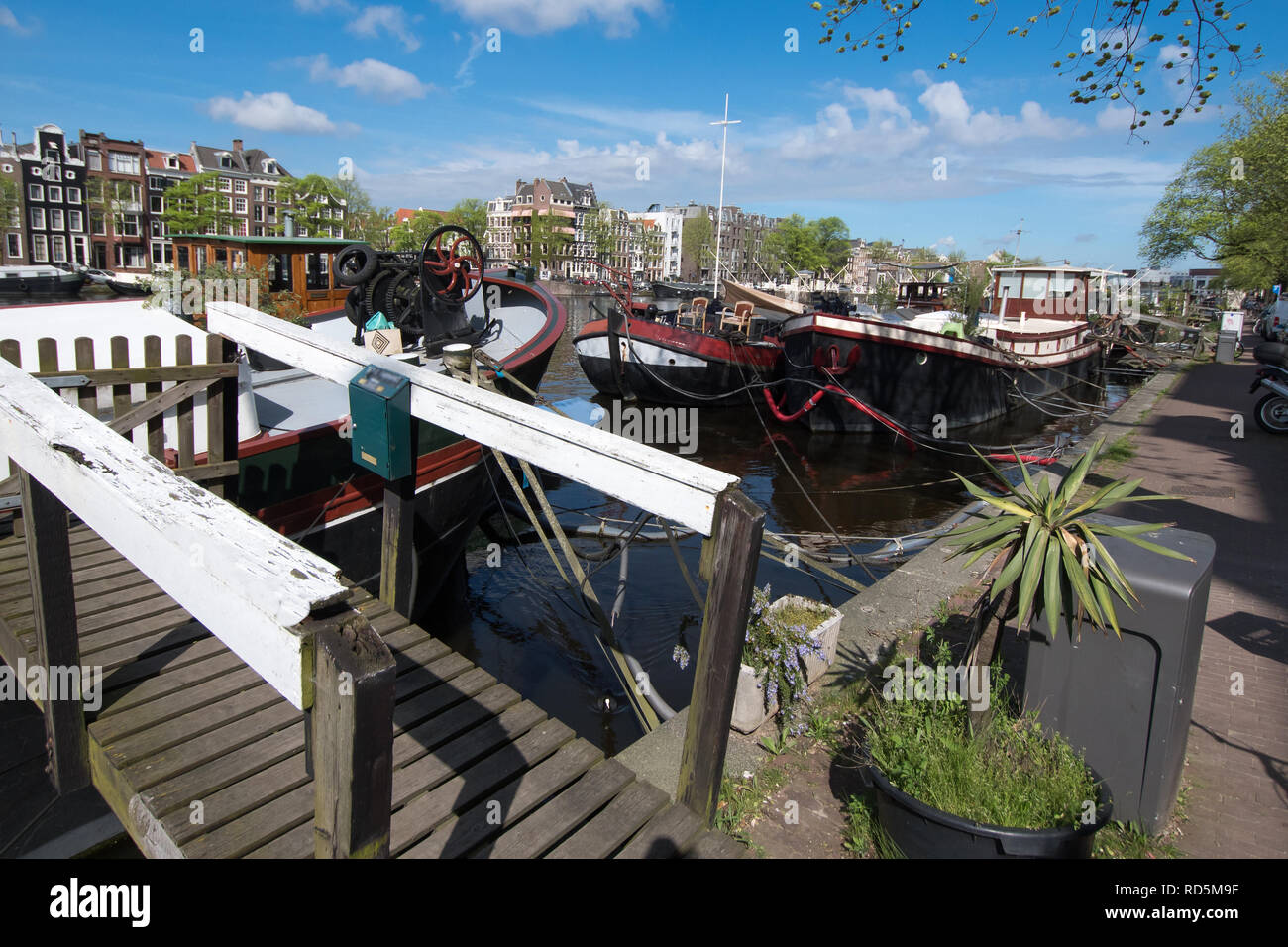 Houseboats dans les canaux d'Amsterdam Banque D'Images