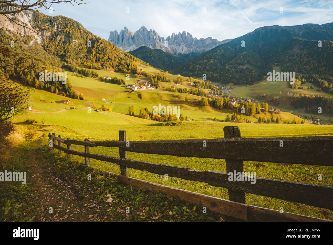 Belle vue sur le paysage de montagne idyllique dans les Dolomites avec célèbre Père Maddelana village de montagne magnifique lumière du soir au coucher du soleil je Banque D'Images