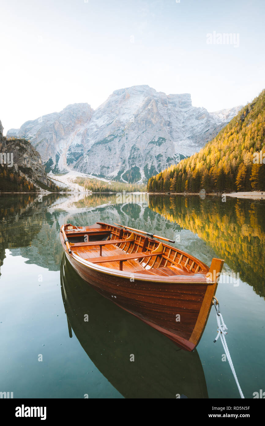 Belle vue de bateau à rames en bois traditionnel sur Scenic Lago di Braies dans les Dolomites dans la pittoresque ville de lumière du matin au lever du soleil, le Tyrol du Sud, Italie Banque D'Images