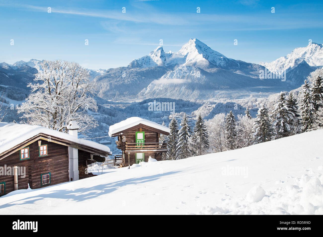 Belle vue de cabanes de montagne traditionnel en bois dans la ville pittoresque de féerie d'hiver paysage de montagne dans les Alpes Banque D'Images