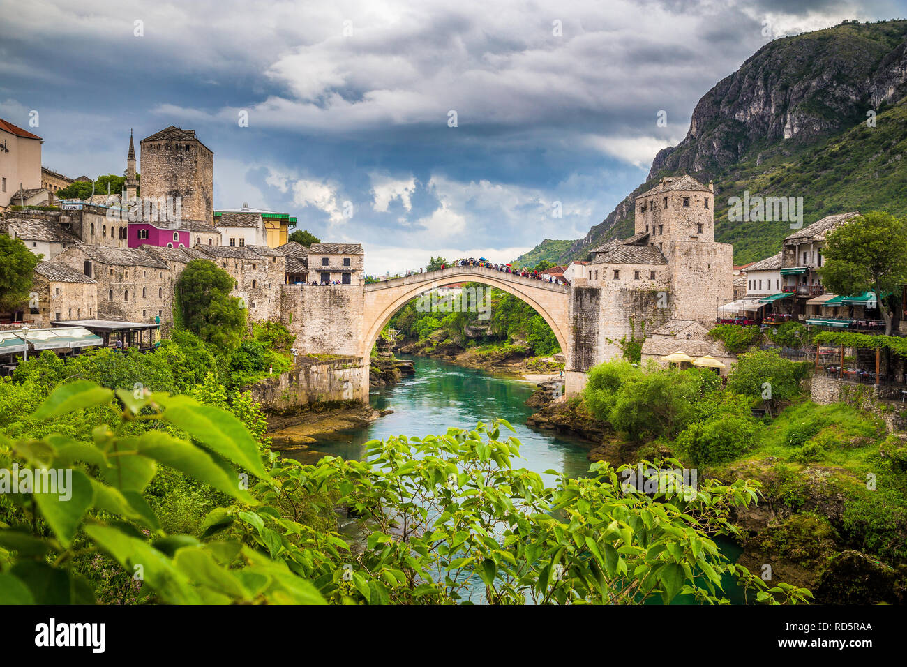 Vue panoramique vue aérienne de la ville historique de Mostar avec célèbre Vieux pont (Stari Most), site du patrimoine mondial de l'UNESCO depuis 2005 Banque D'Images