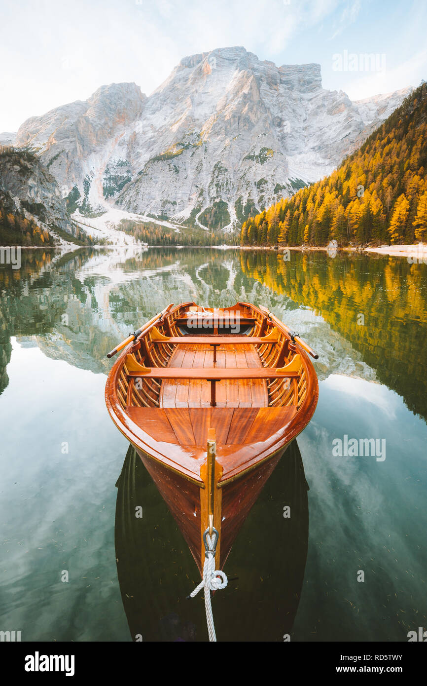 Belle vue de bateau à rames en bois traditionnel sur Scenic Lago di Braies dans les Dolomites dans la pittoresque ville de lumière du matin au lever du soleil, le Tyrol du Sud, Italie Banque D'Images
