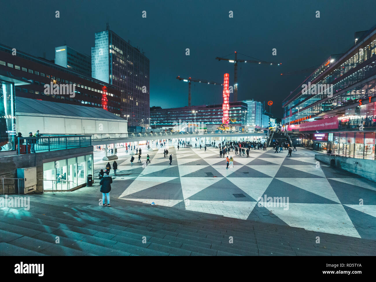 STOCKHOLM, Suède - 11 NOVEMBRE 2017 : vue panoramique de la place Sergels Torg célèbre la nuit, le centre de Stockholm, Suède, Scandinavie Banque D'Images