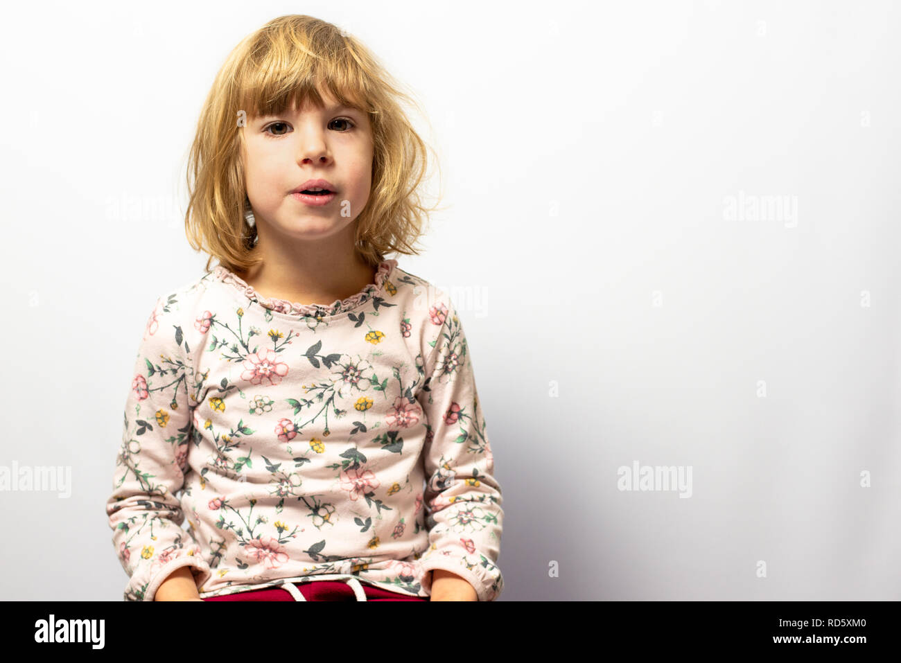 Preschool girl studio portrait sur fond propre Banque D'Images