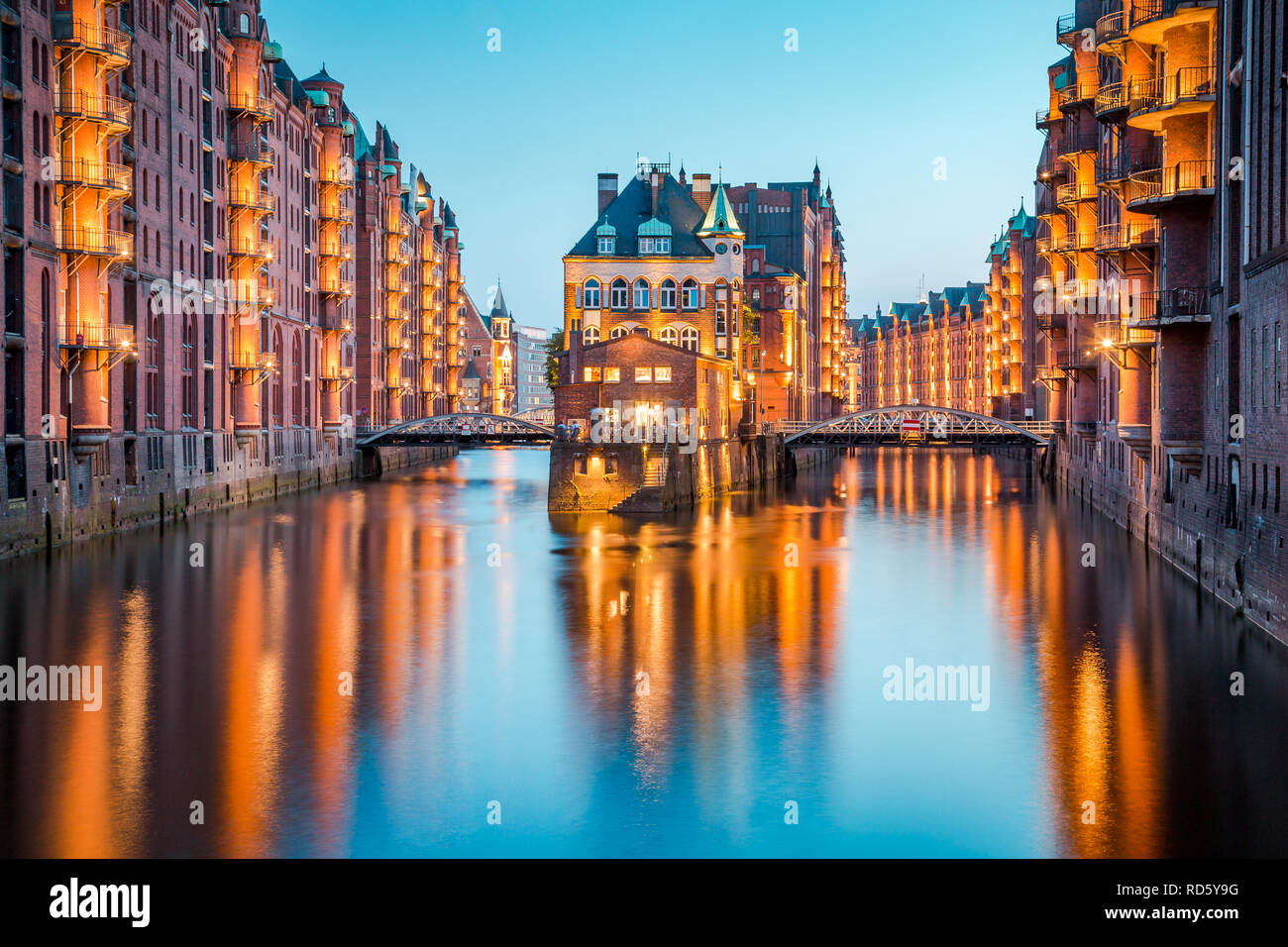 Célèbre quartier des entrepôts de Speicherstadt, Site du patrimoine mondial de l'UNESCO depuis 2015, allumé dans le magnifique coucher de soleil au crépuscule crépuscule post à Hambourg Banque D'Images