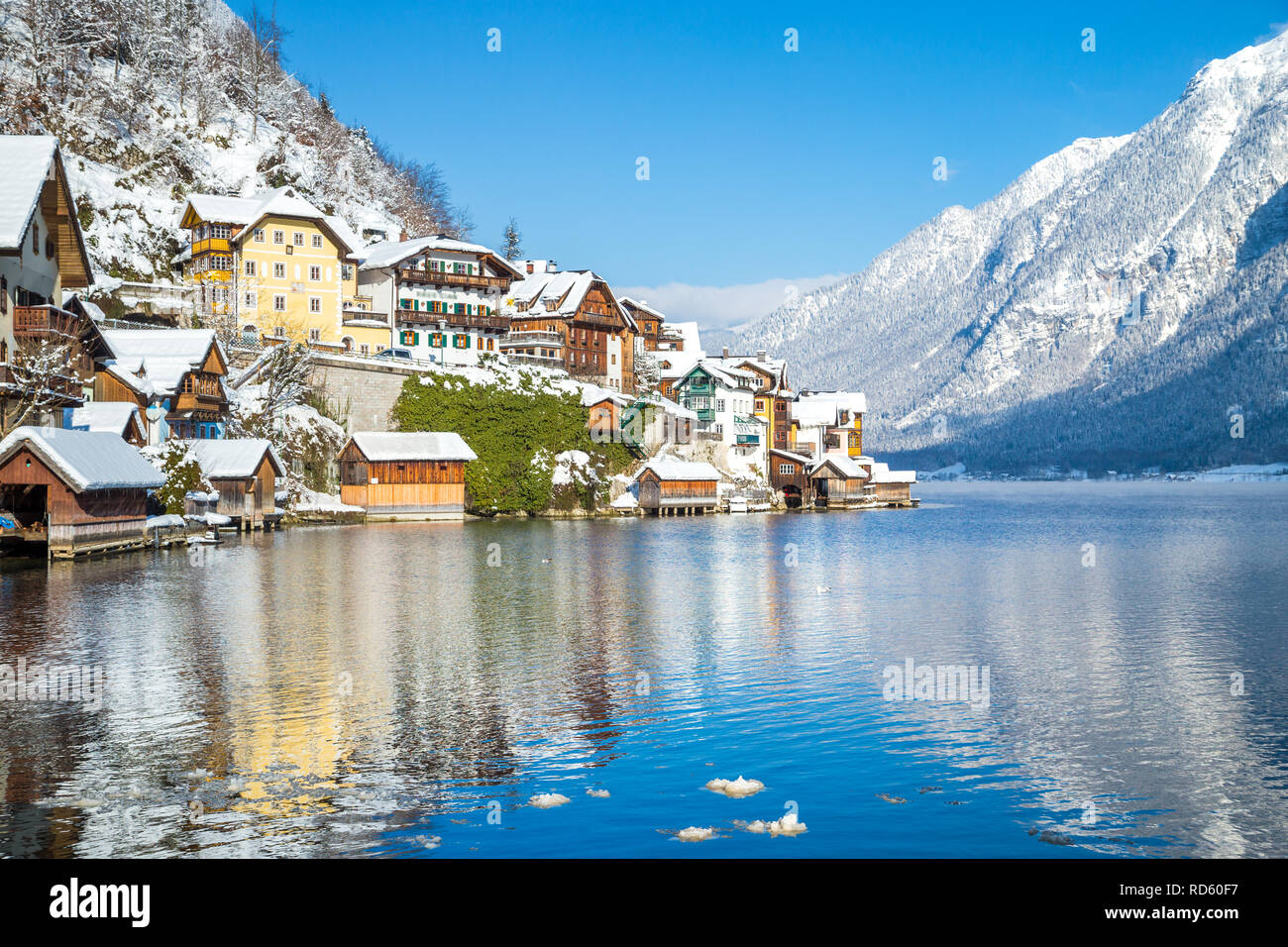 Maisons traditionnelles dans la célèbre ville au bord du lac de Hallstatt froid sur une belle journée ensoleillée en hiver, région du Salzkammergut, Autriche Banque D'Images