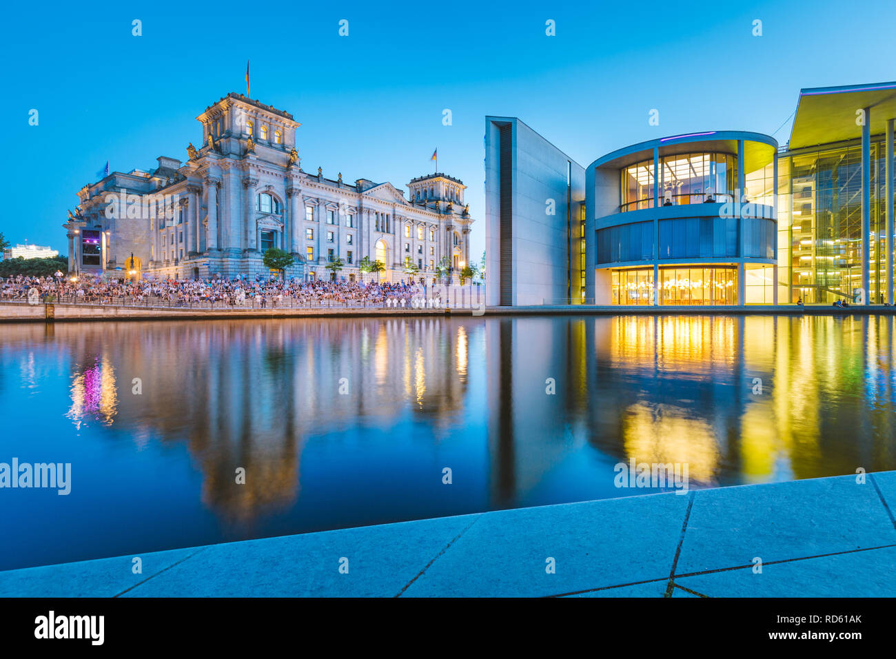 Vue panoramique de crépuscule célèbre quartier du gouvernement de Berlin au cours de la Spree avec blue hour au crépuscule, au centre de Berlin Mitte, Allemagne Banque D'Images