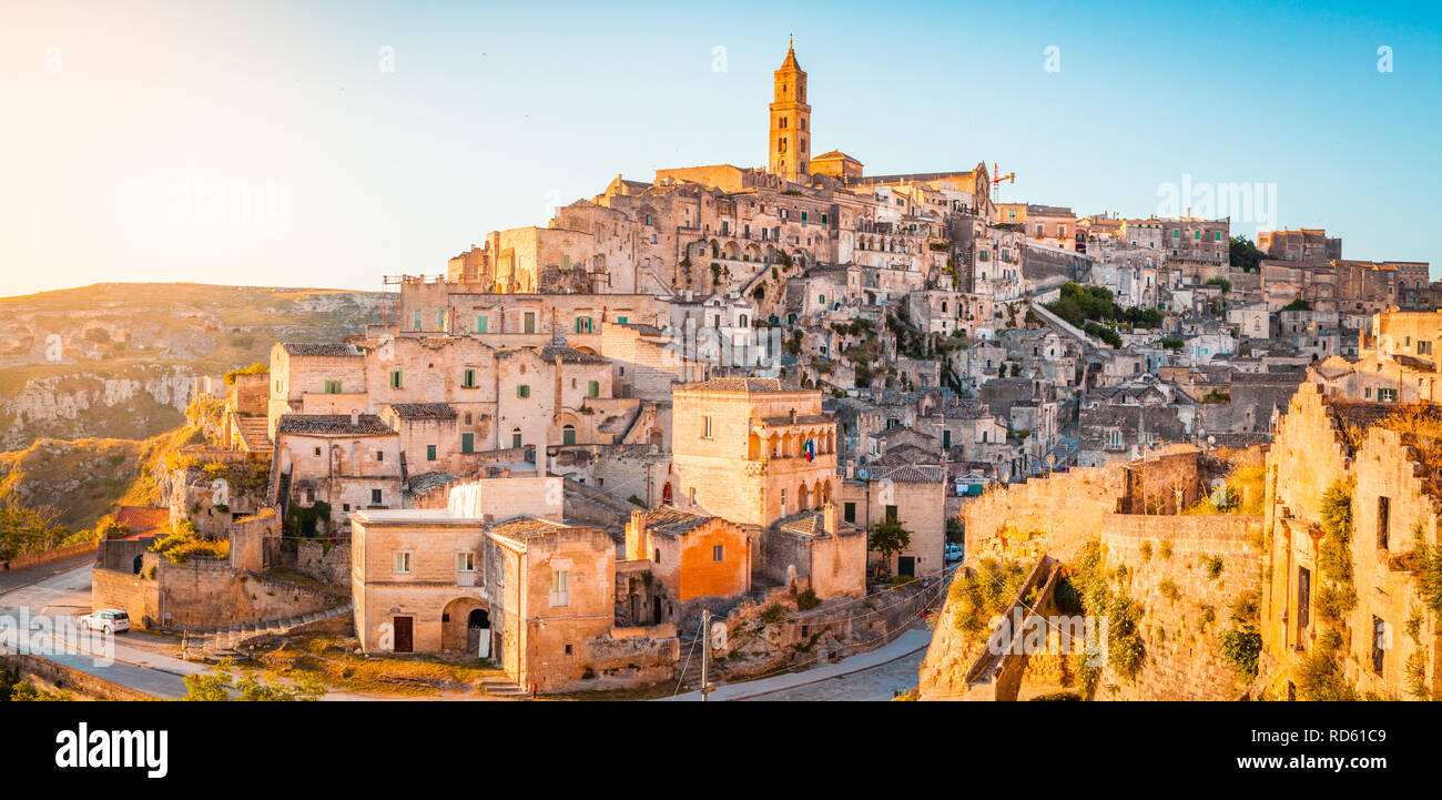 Vue panoramique de la vieille ville de Matera (Sassi di Matera) dans la belle lumière du matin au lever du soleil d'or, Basilicate, Italie Banque D'Images