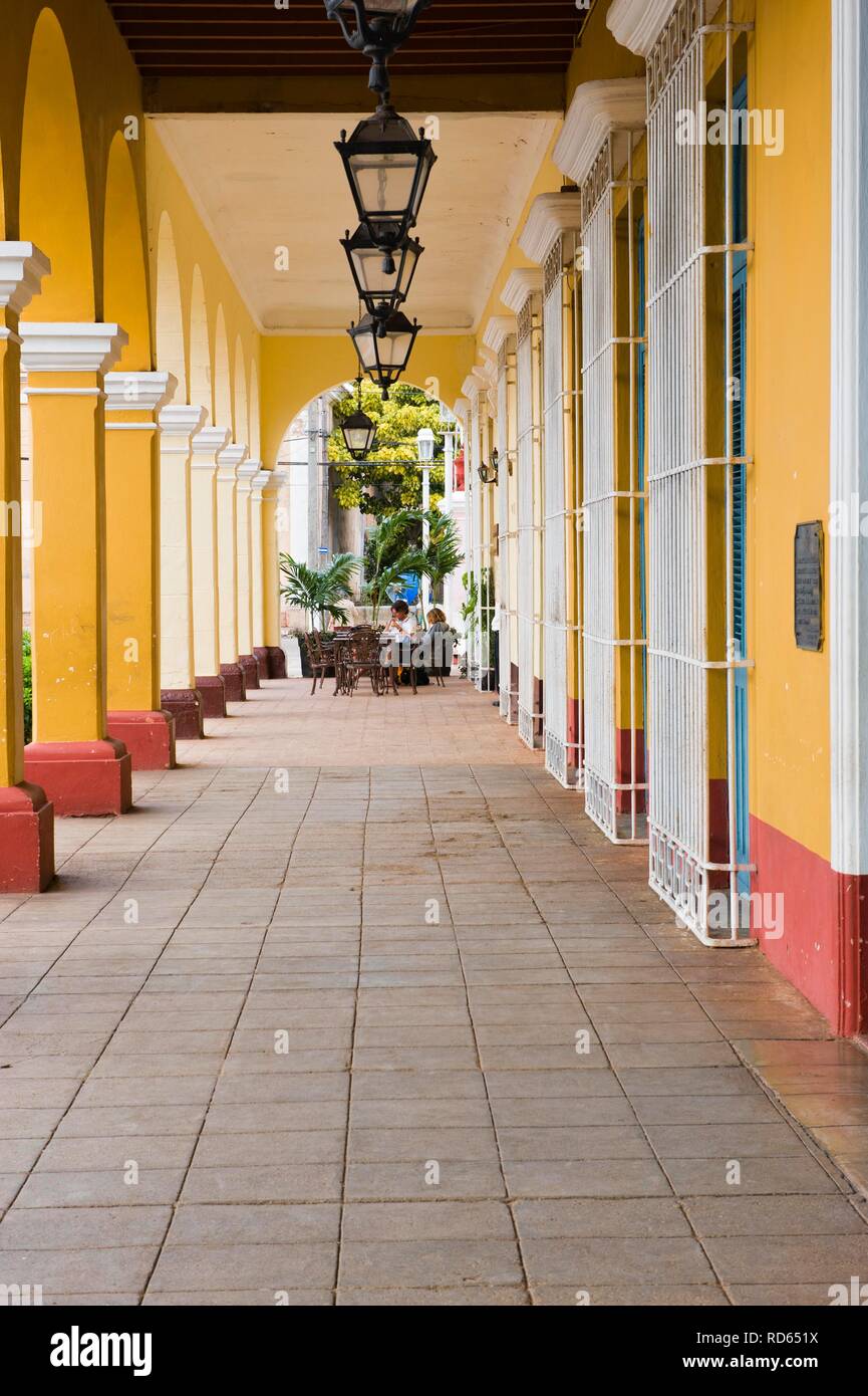 Maisons coloniales, colonnes, Remedios, Santa Clara, Cuba, l'Amérique centrale Banque D'Images