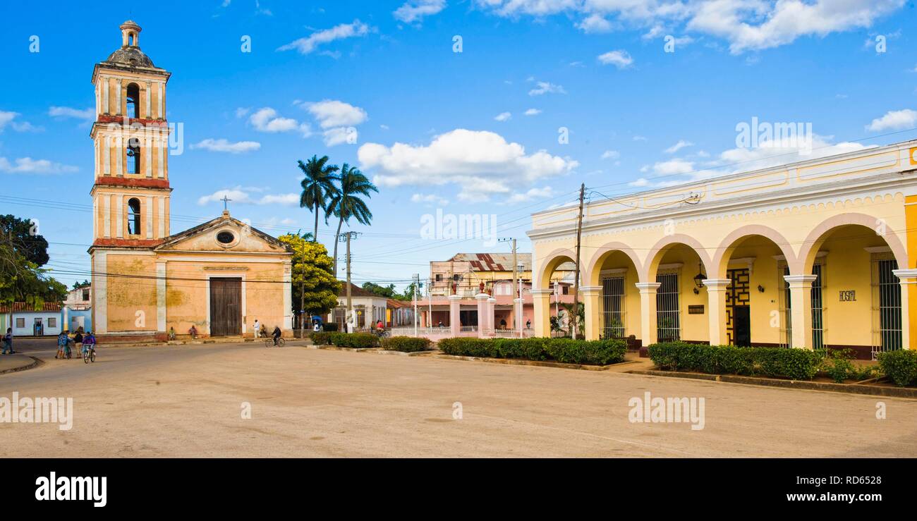 Virgen del Buen Viaje Église et maisons coloniales, Remedios, Santa Clara, Cuba, l'Amérique centrale Banque D'Images