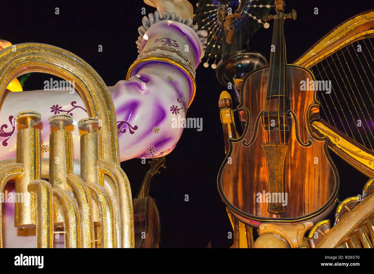 Flotteur avec les instruments de musique à Buenos Aires le carnaval, Province d'Entre Ríos, en Argentine, en Amérique latine Banque D'Images