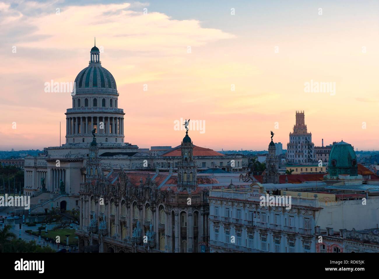 Capitolio Nacional, le Capitole National et Gran Teatro Théâtre, crépuscule, La Vieille Havane, patrimoine mondial de l'UNESCO, Cuba Banque D'Images