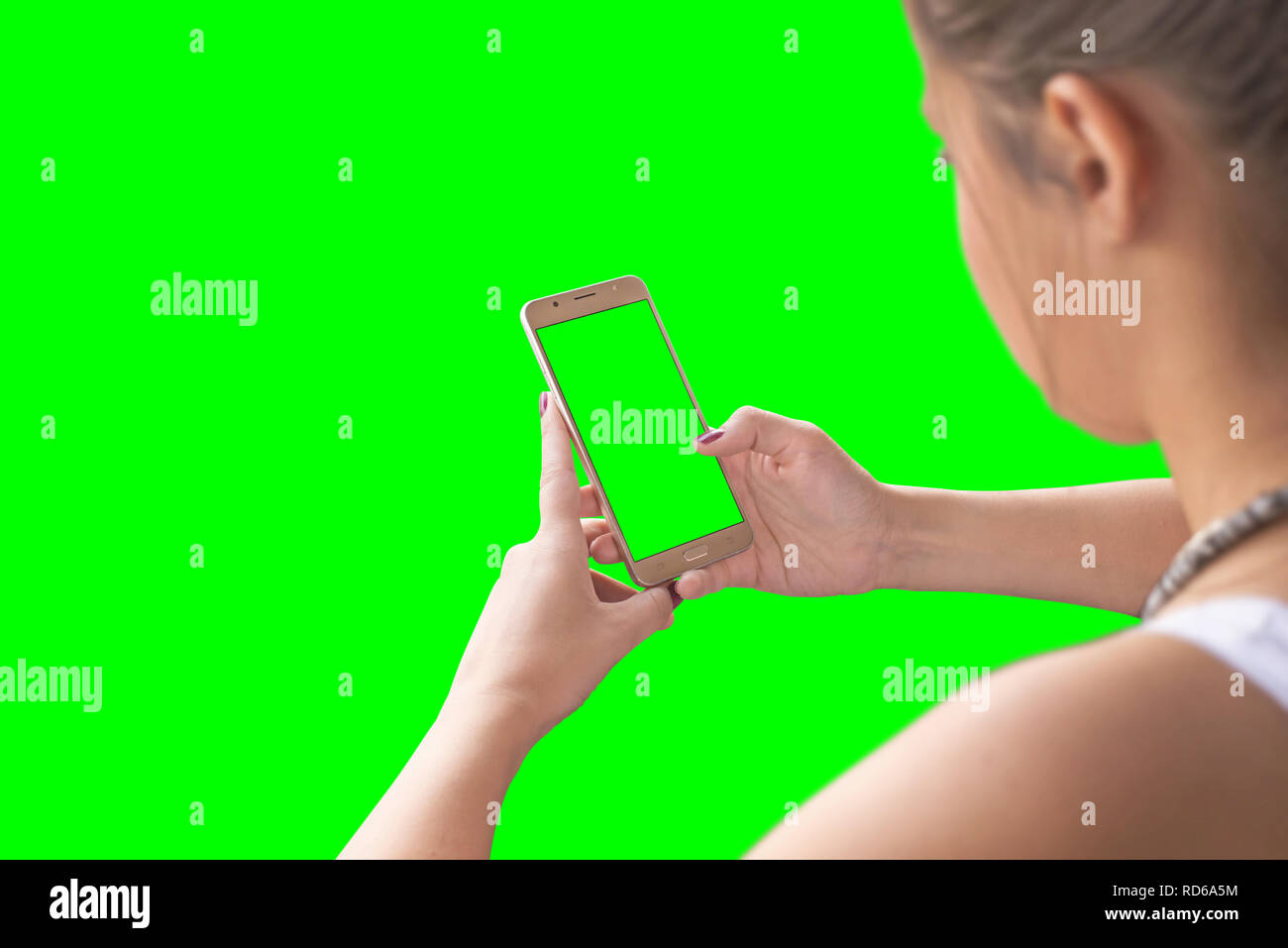 Girl Utilisez smart phone. L'incrustation couleur isolé. Banque D'Images