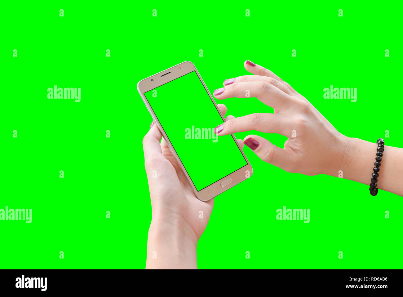 Touchez l'écran du téléphone intelligent à la main. Chroma key vert isolé. Femme mains. Banque D'Images