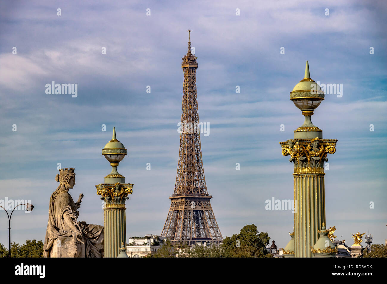 La Tour Eiffel encadrée par les lampadaires de la Place de la Concorde, Paris, France Banque D'Images