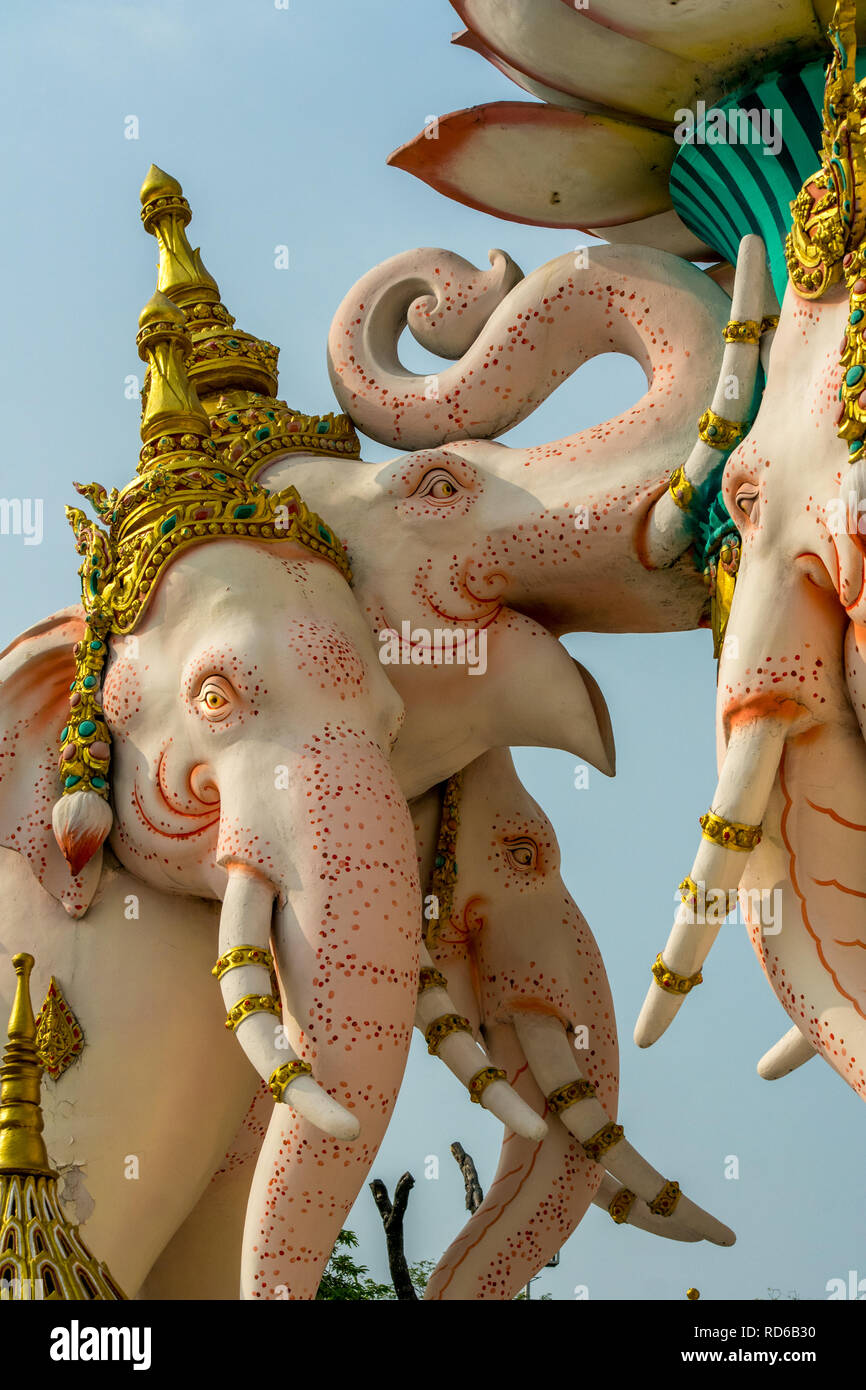 Trois éléphants blancs monument situé au centre d'un rond-point près du Grand Palace, Bangkok, Thaïlande. Banque D'Images