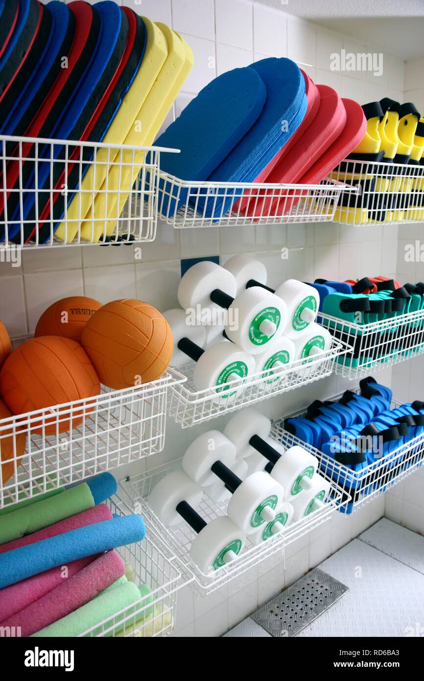 Outils, équipement sportif pour l'aquagym, l'aquagym, la rééducation par l'exercice, de la physiothérapie dans l'eau Banque D'Images
