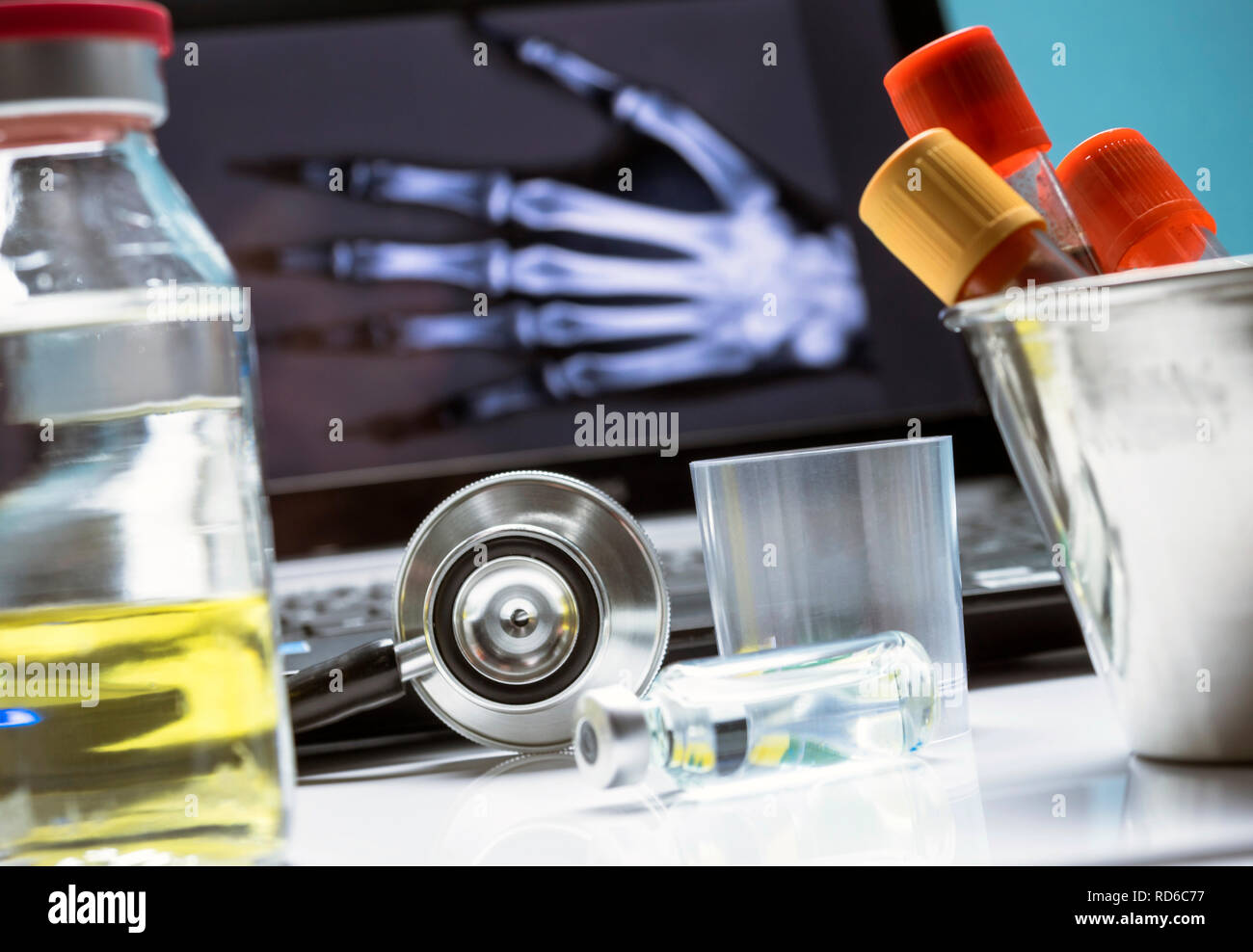 Plusieurs flacons et échantillon de sang à côté du stéthoscope dans un hôpital, conceptual image Banque D'Images