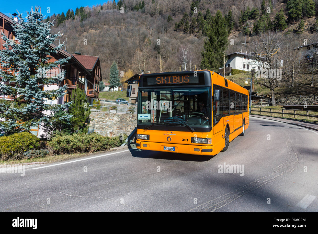 Skibus italien orange sur la route asphaltée de Val di Sole, trente, région Trentin-Haut-Adige, Italie Banque D'Images