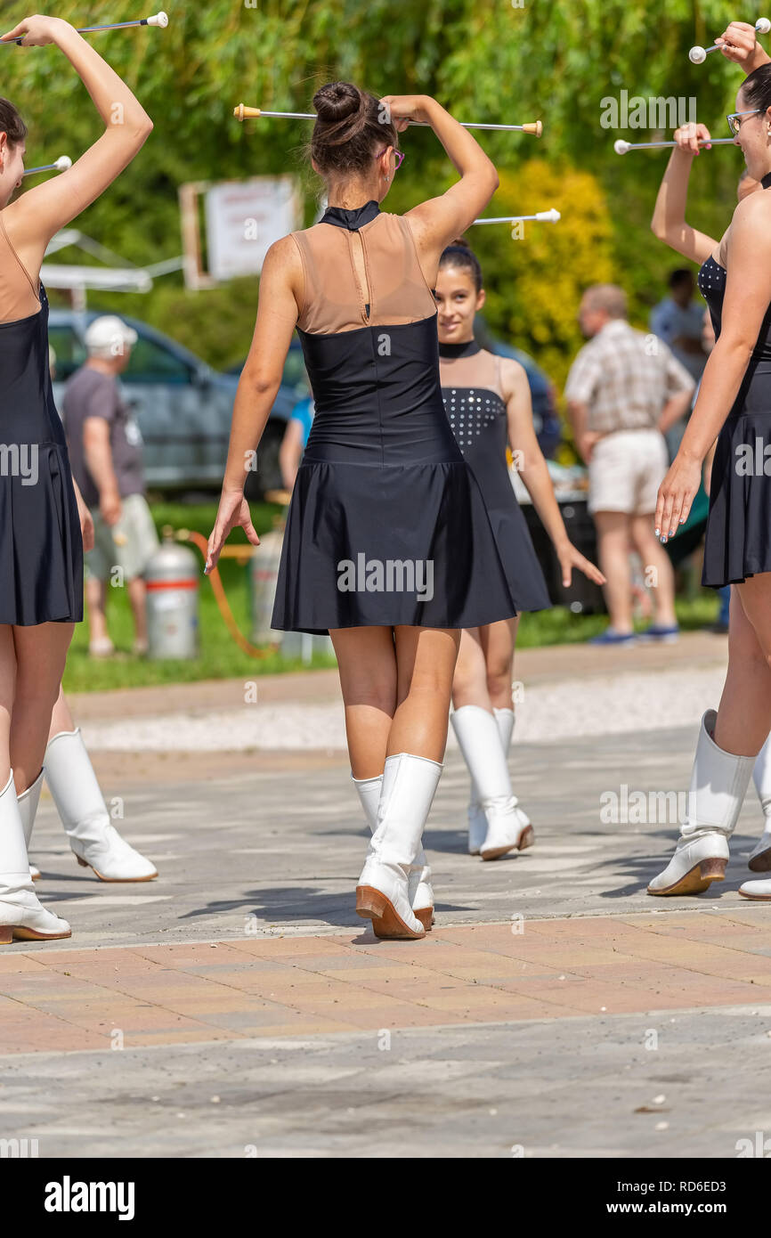 Les jeunes filles dansant dans un groupe de majorette en cas de petit village, Vonyarcvashegy en Hongrie. 05. 01. 02018 HONGRIE Banque D'Images