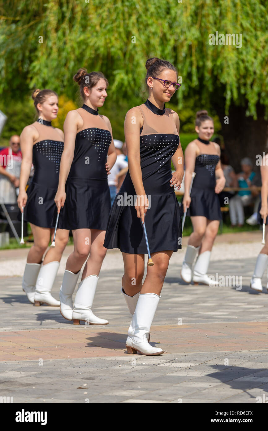 Les jeunes filles dansant dans un groupe de majorette en cas de petit village, Vonyarcvashegy en Hongrie. 05. 01. 02018 HONGRIE Banque D'Images