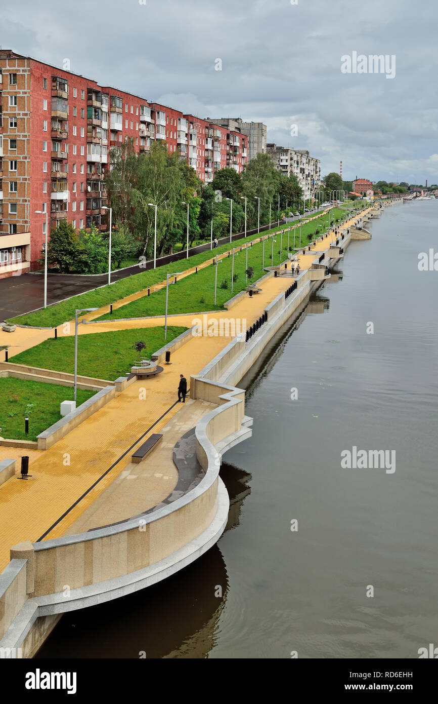 Kaliningrad, Russie - 18 août 2016 : les gens marcher sur la nouvelle promenade Amiral tributs, l'endroit préféré de repos Banque D'Images