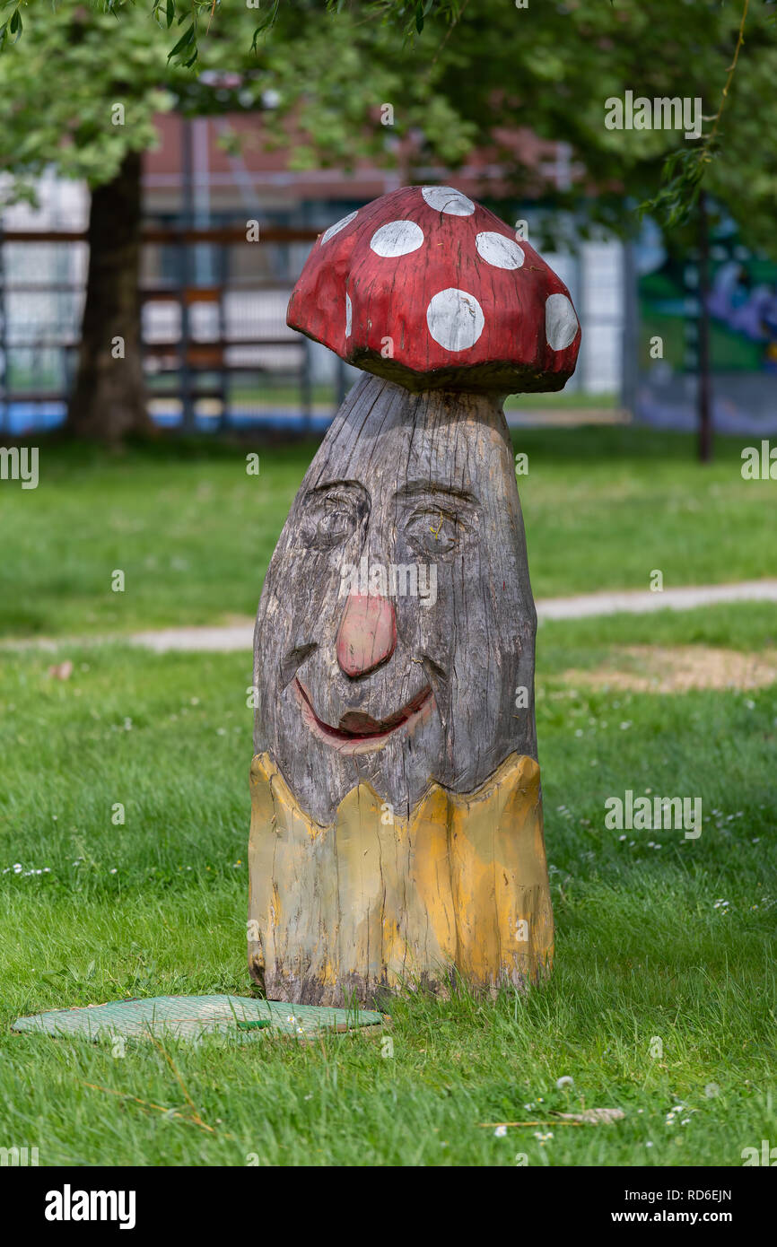 Champignons de(s) bois  Bois, Sculpture à la tronçonneuse, Sculpture bois