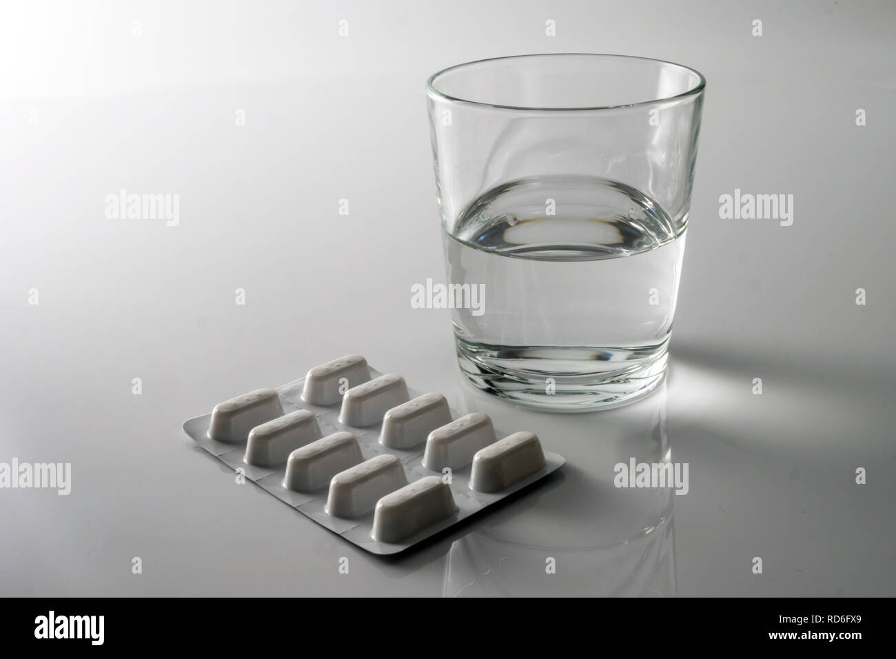 Blister comprimés avec un verre d'eau, conceptual image Banque D'Images