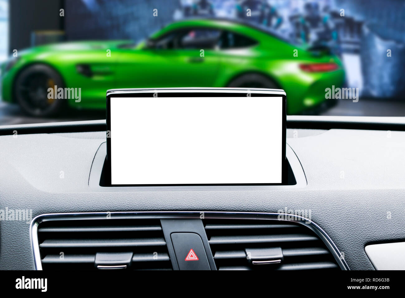 Moniteur en voiture avec écran vide isolé pour utiliser des cartes de navigation et GPS. Isolé sur blanc avec chemin de détourage. Esthétique auto. Voiture moderne de l'intérieur Banque D'Images