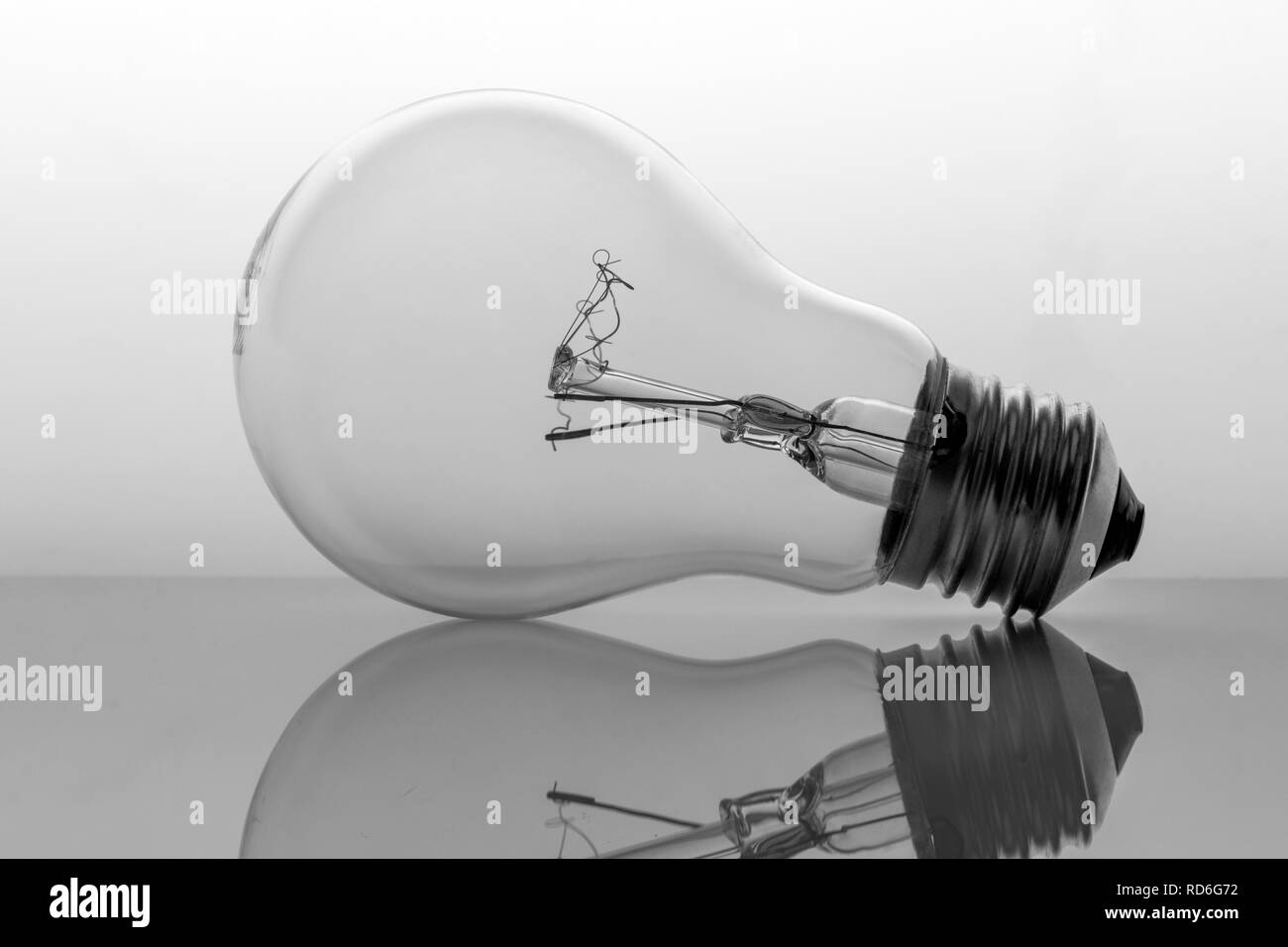 L'ancienne ampoule filament rétroéclairé isolé sur fond blanc, conceptual image Banque D'Images