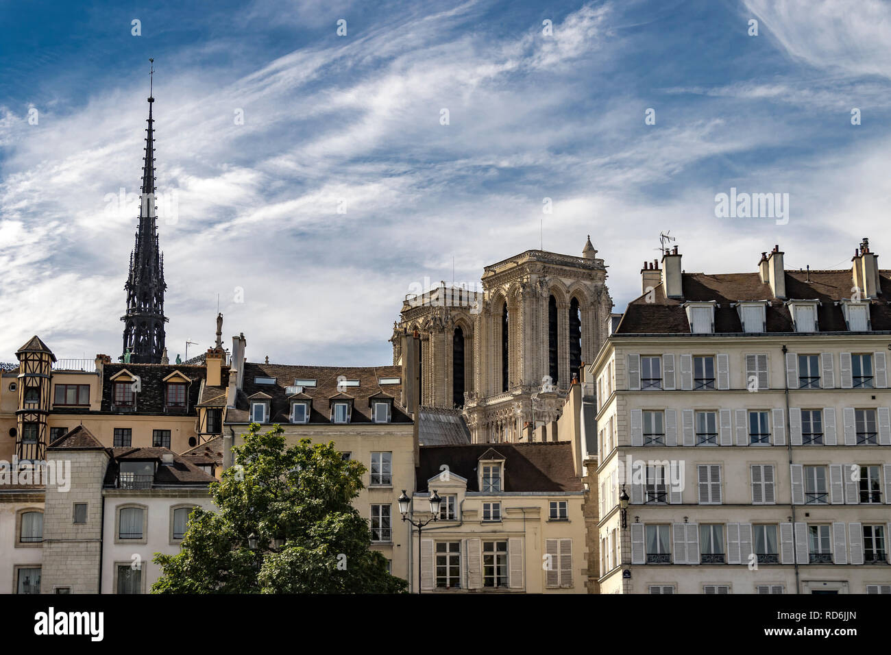 La flèche de la Sainte-Chapelle et les tours jumelles de la cathédrale Notre-Dame vu parmi les bâtiments de l'Île de la Cité, Paris, France Banque D'Images